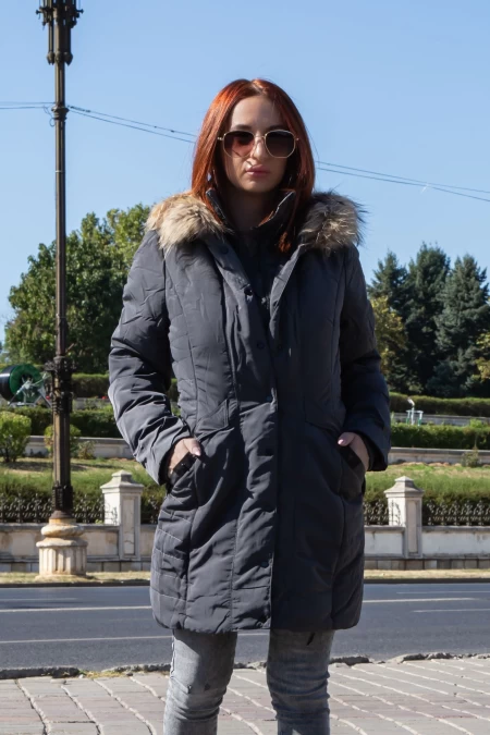 Ženska jakna s kapuco iz naravnega krzna DM8838-C Siva | Macleria